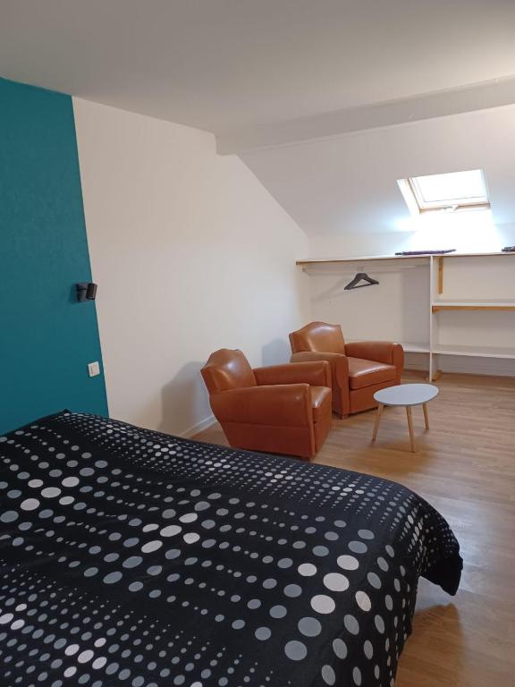 une chambre avec un lit et un salon dans l'établissement Maison proche du centre ville - Mitoyenne, à Saint-Dié-des-Vosges