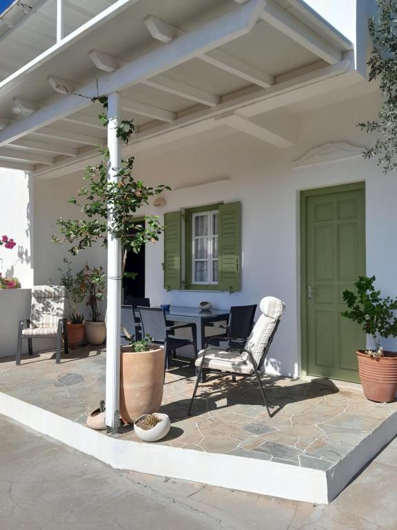 eine Terrasse mit einem Stuhl und einem Tisch in der Unterkunft Villa Simeon in Platis Gialos Sifnos