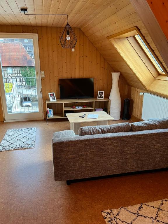 a living room with a couch and a tv at Ferienwohnung im Herzen Tribergs in Triberg