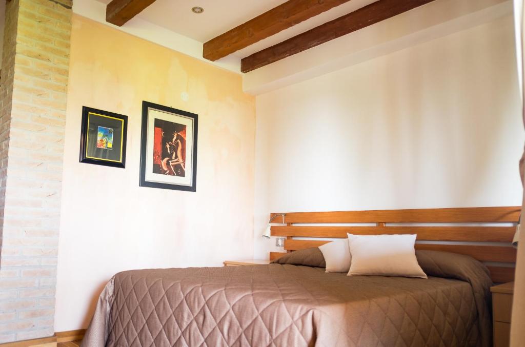 1 dormitorio con 1 cama en una habitación en Rustic Parma Retreat en Montechiarugolo