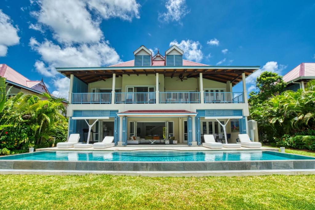 una casa con piscina frente a ella en Eden Island Sea Front Villa with Pool en Eden Island