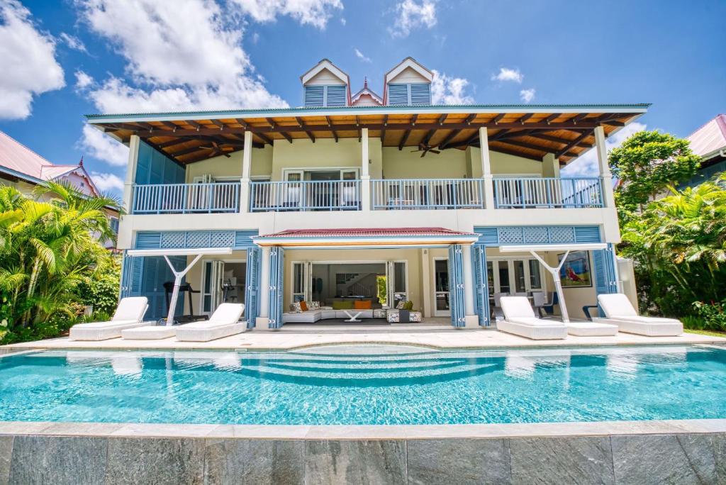 dom z basenem przed nim w obiekcie Eden Island Luxury Ocean Front Villa with Pool w Victorii