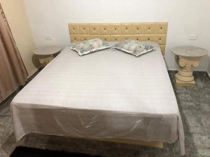 un letto con due cuscini sopra di Résidence Dar Mariem a El Haouaria