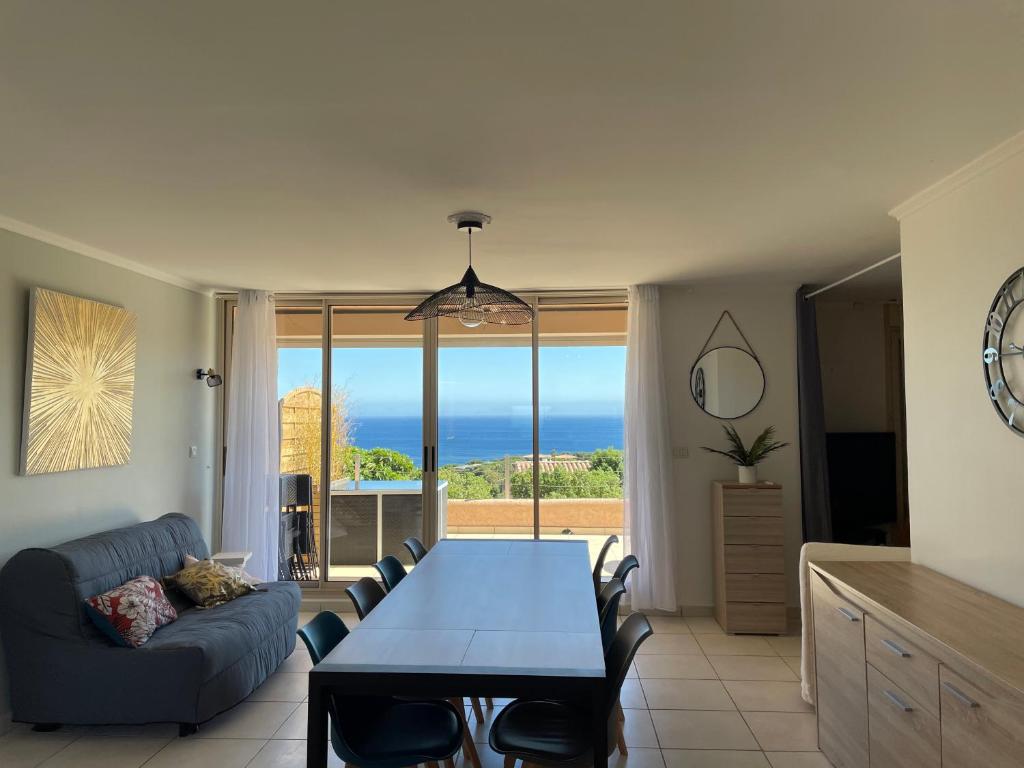 un salon avec une table et un canapé dans l'établissement Villa Bell'am Corse, à Porto-Vecchio