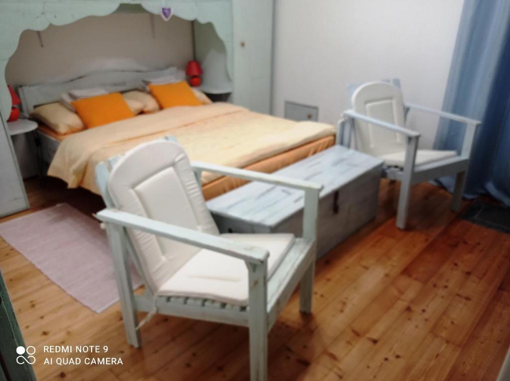 1 dormitorio con 1 cama y 2 sillas en Room & Apartment Saint John, en Dubrovnik