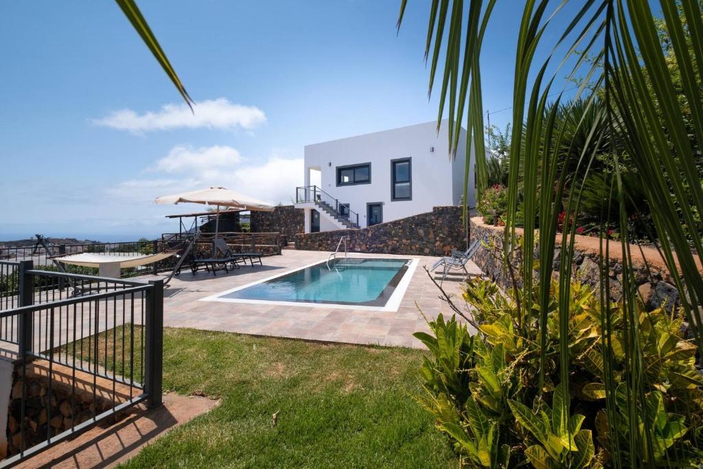 willa z basenem i domem w obiekcie Villa La Graja by Huskalia - private pool w mieście Los Llanos de Aridane