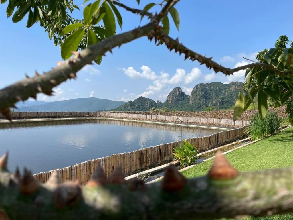 un bacino d’acqua con montagne sullo sfondo di Villas Ecuestre Hotel Tepoztlán a Tepoztlán