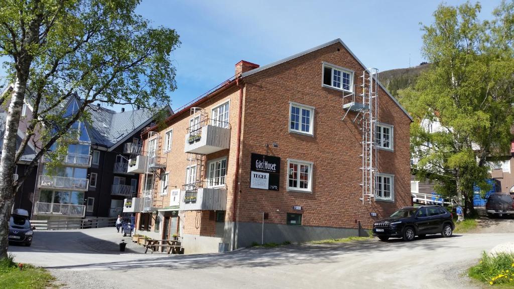 ein Backsteingebäude mit einem davor geparkt in der Unterkunft Gästhuset i Åre in Åre