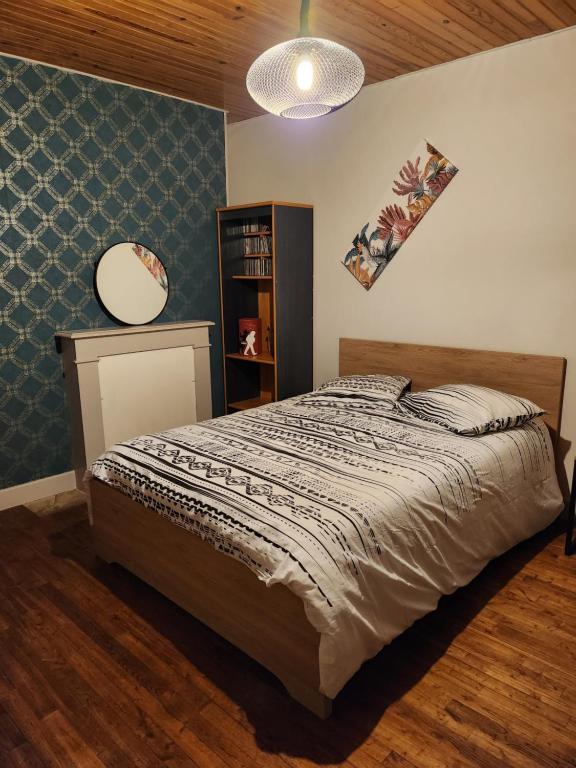 Ένα ή περισσότερα κρεβάτια σε δωμάτιο στο La chambre d'Antoine