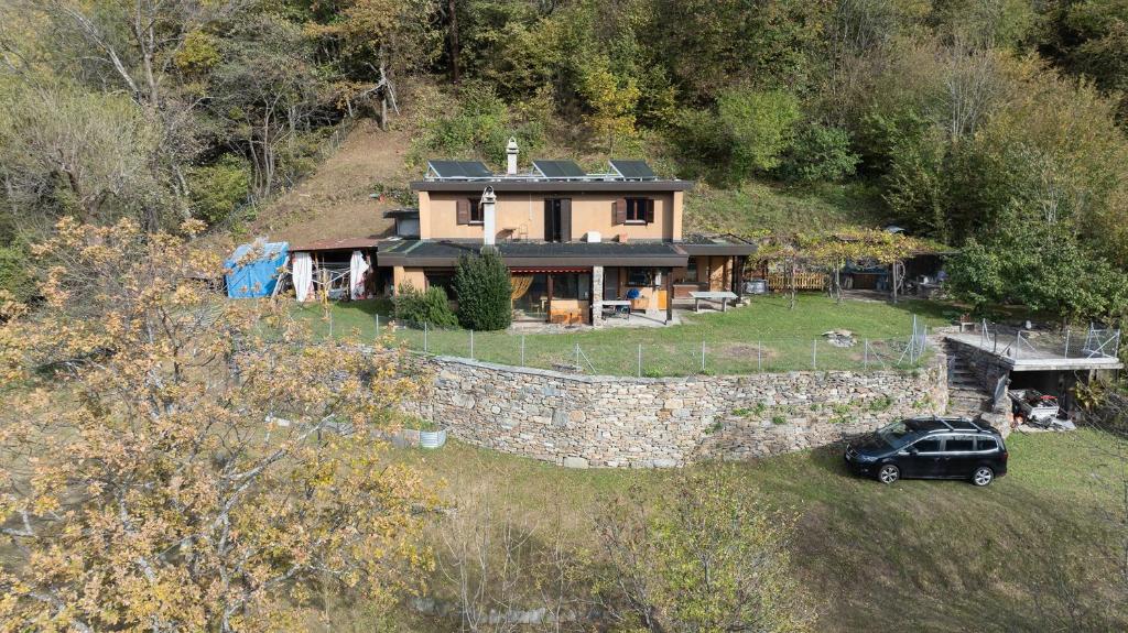 une voiture garée devant une maison dans l'établissement Casa Bubeck, à Cavagnago