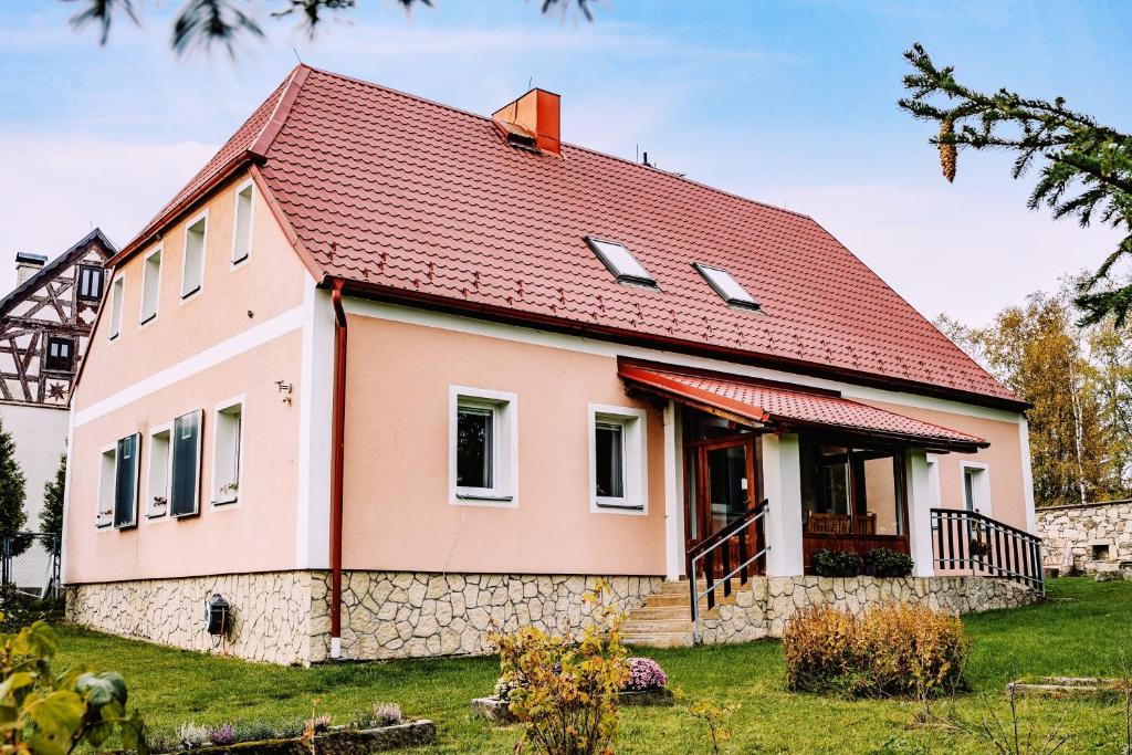une maison avec un toit rouge dans l'établissement Cottage Prameny, à Prameny