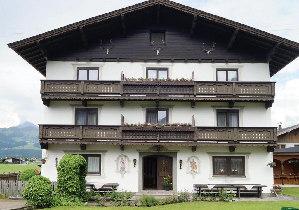 un bâtiment avec un balcon au-dessus dans l'établissement Luxury Apartment, Kaisergebirge, à Ebbs