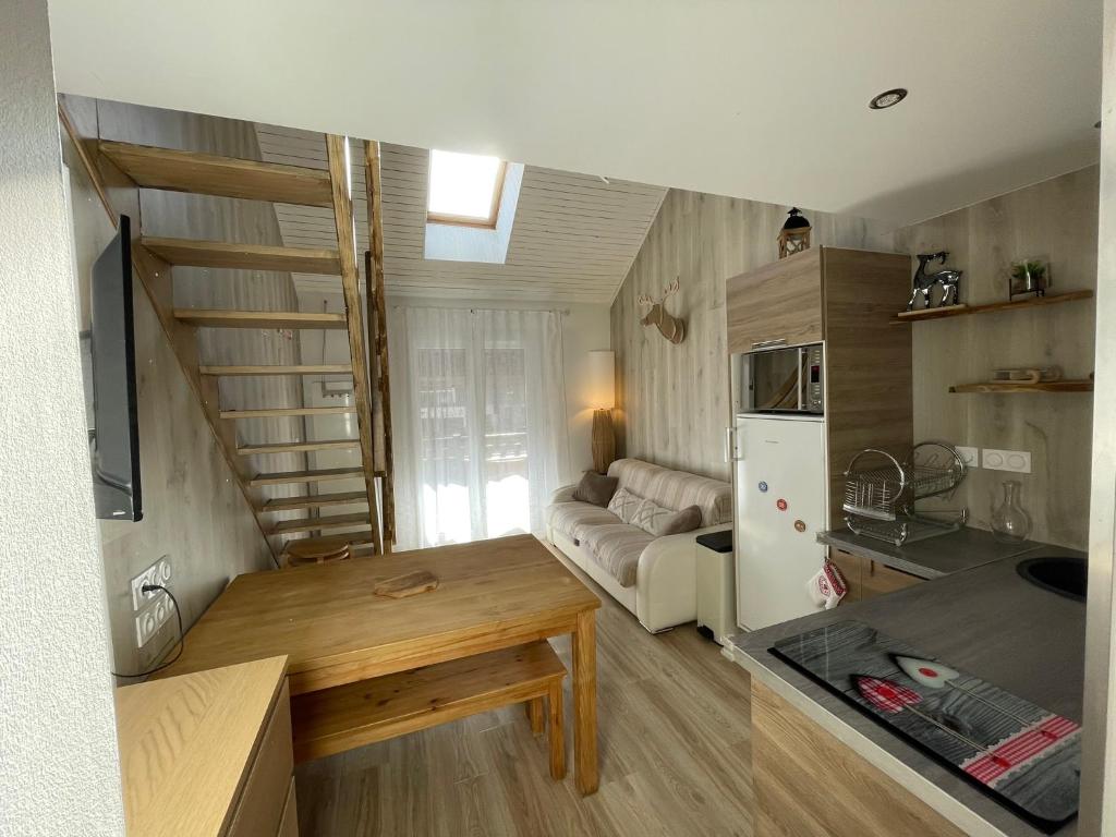 Televízia a/alebo spoločenská miestnosť v ubytovaní Risoul 1850 Beau Duplex pour 6 pers en plein centre de la station