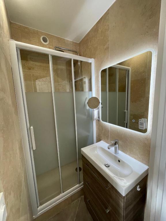 Kúpeľňa v ubytovaní Risoul 1850 Beau Duplex pour 6 pers en plein centre de la station