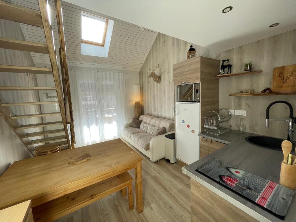 Kuchyňa alebo kuchynka v ubytovaní Risoul 1850 Beau Duplex pour 6 pers en plein centre de la station