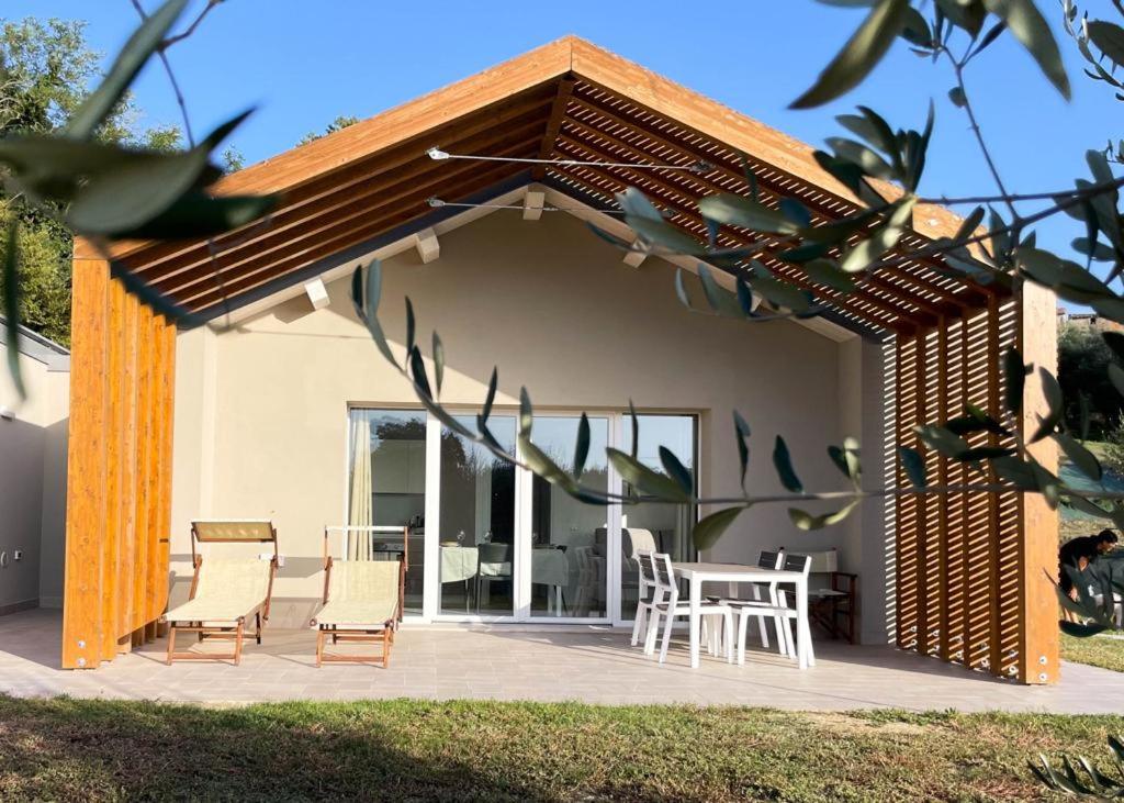 El edificio en el que está la casa vacacional