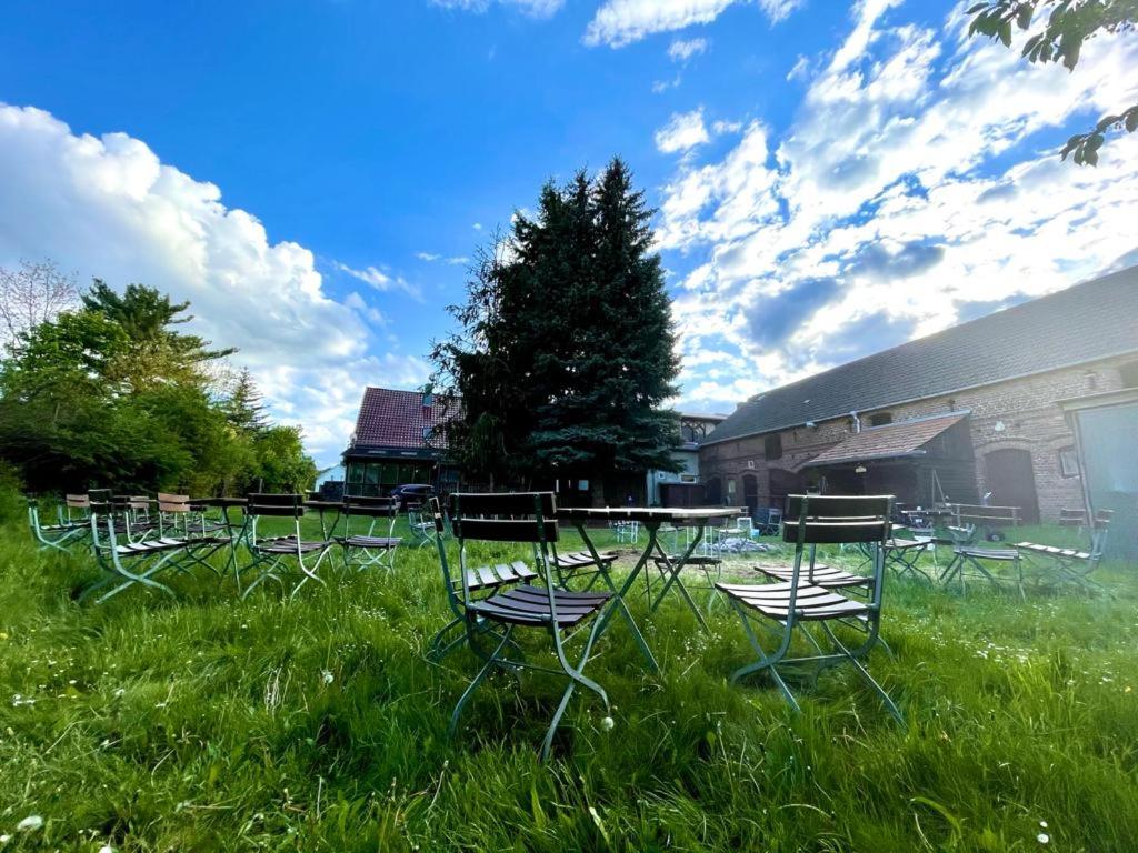 a group of chairs and a table in the grass at Ferienwohnung Festhof Nirgendwo in Langewahl