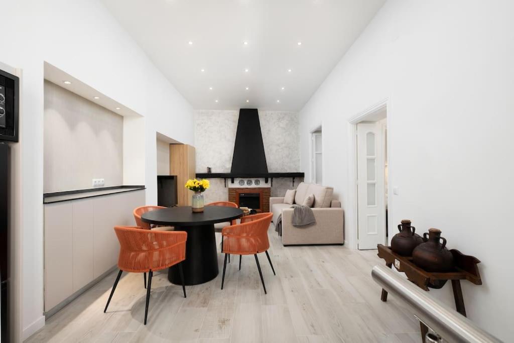 Il comprend une cuisine et un salon avec une table et des chaises. dans l'établissement Modern 1-Bed Apartment with Wi-Fi, à Torremolinos