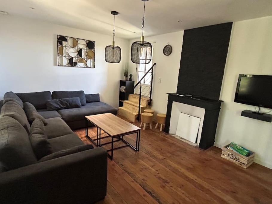 Televízia a/alebo spoločenská miestnosť v ubytovaní Kentañ - Maison insolite intra-muros à Guérande