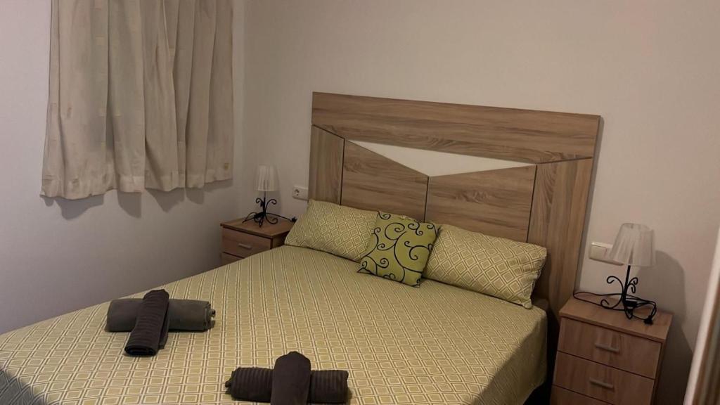 1 dormitorio con 1 cama con cabecero de madera grande en FH CAMP PRECIÓS II, en Altea
