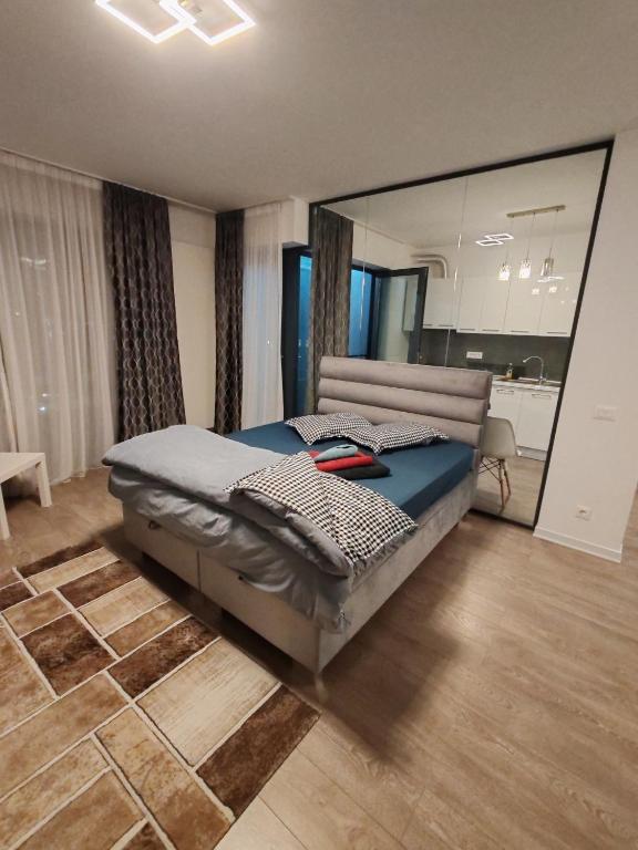 Un pat sau paturi într-o cameră la Corporate One Room Pipera Luxury