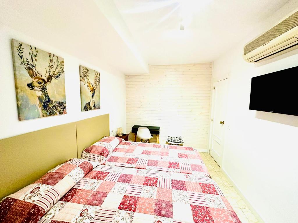 Postel nebo postele na pokoji v ubytování Hostal La Taberna