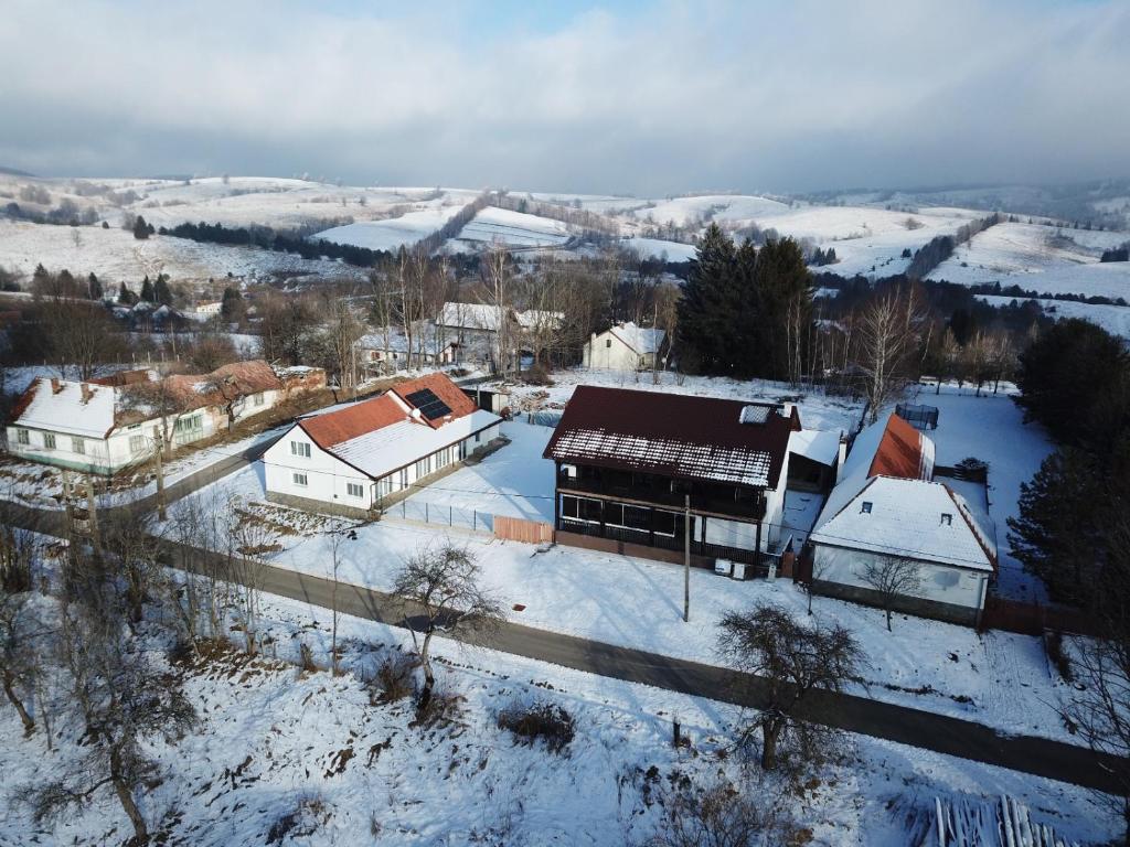 uma vista aérea de uma casa na neve em Casa Roma Lac em Brebu Nou