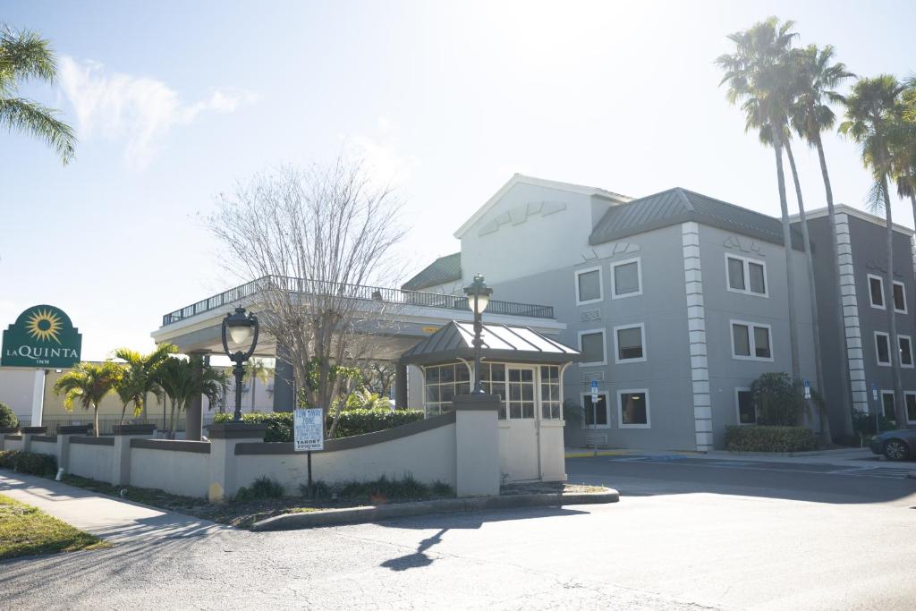 um edifício com palmeiras em frente em La Quinta Inn by Wyndham Tampa Near Busch Gardens em Tampa