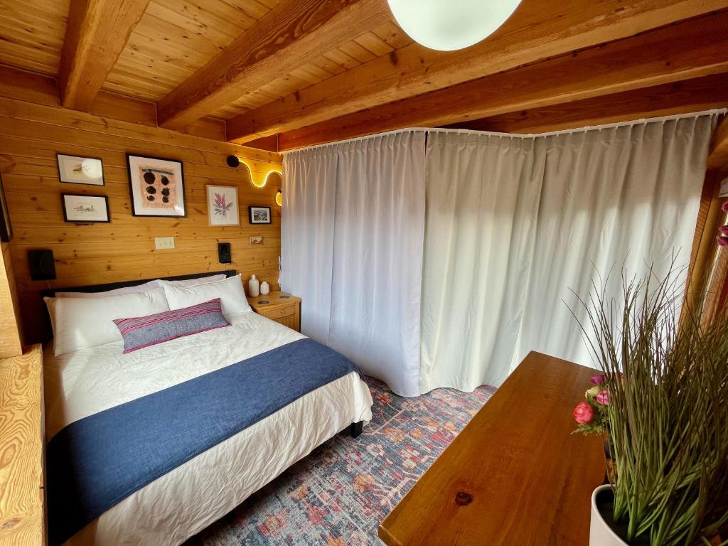 Postel nebo postele na pokoji v ubytování Tiny Creek Retreat