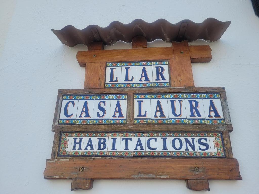 een bord aan de zijkant van een gebouw bij LA LLAR DE LAURA 2 in Amposta