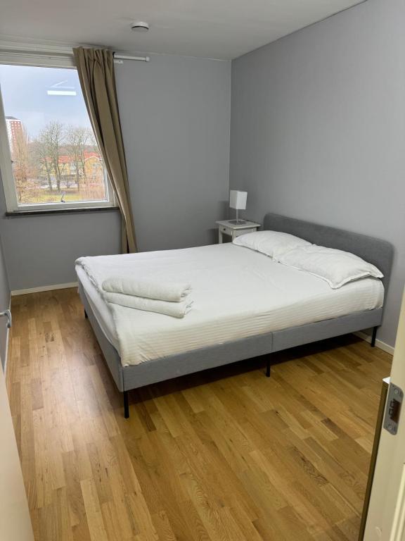 Ein Bett oder Betten in einem Zimmer der Unterkunft Lägenhet närmast Mobilia köpcentrum