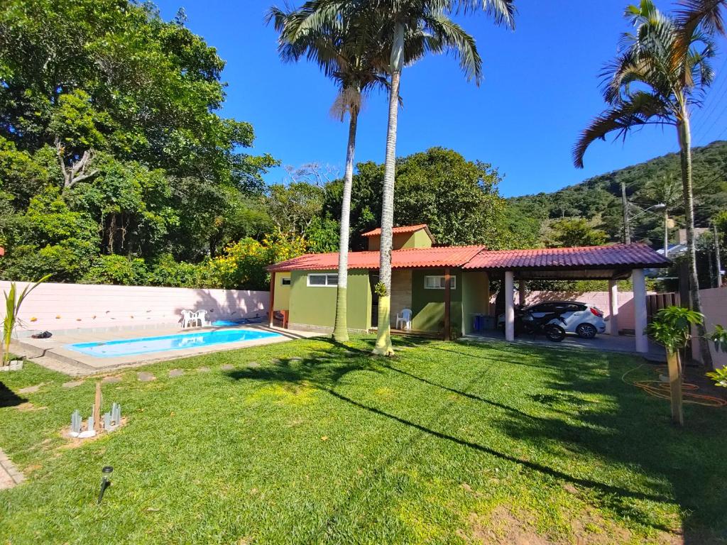 un patio con una casa y una piscina en LagoMar Hostel, en Florianópolis
