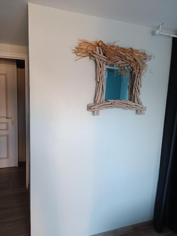 une image d’un cadre sur un mur dans l'établissement location en Bretagne, à Néant-sur-Yvel