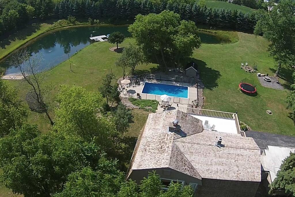 una vista aérea de una casa con piscina en The Retreat, 