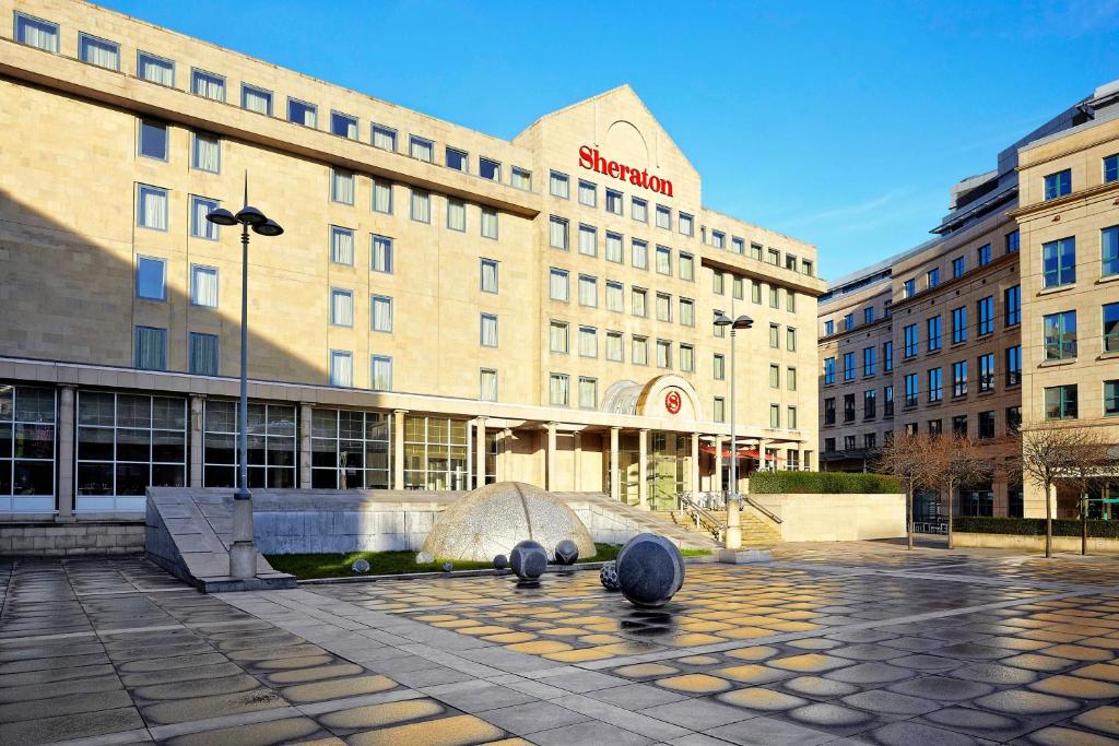 un gran edificio con un cartel encima en Sheraton Grand Hotel & Spa, en Edimburgo