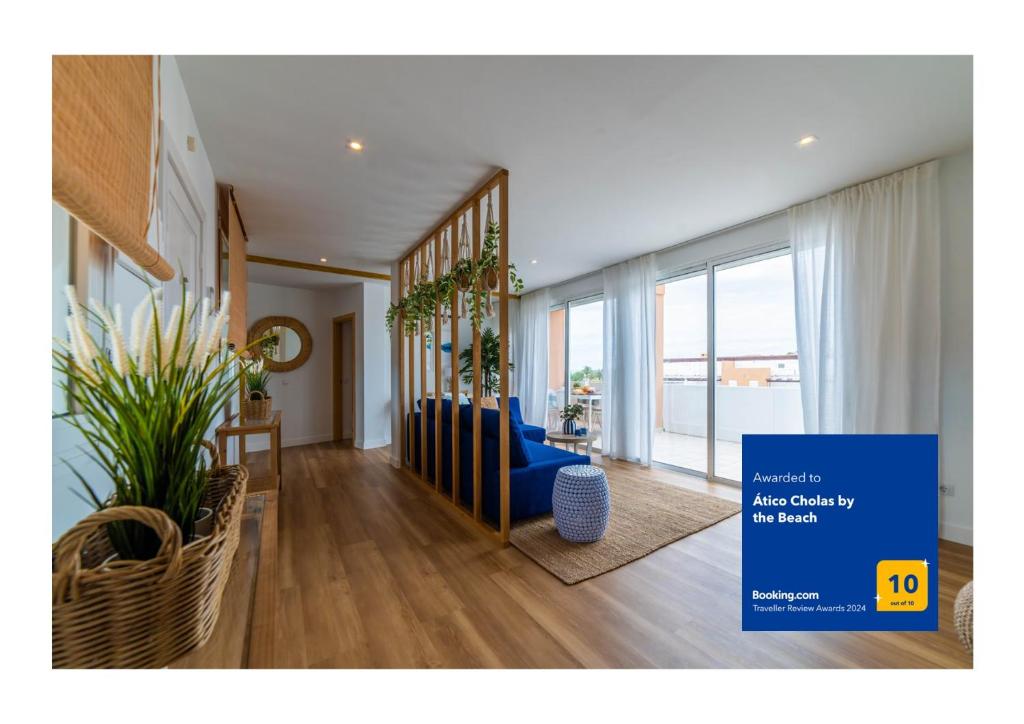 聖米格爾德阿沃納的住宿－Ático Cholas by the Beach，客厅设有蓝色的沙发和一些窗户。