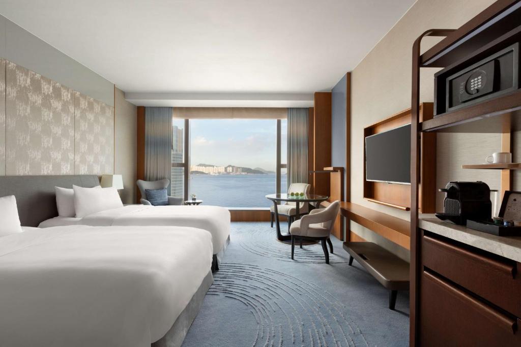 Postel nebo postele na pokoji v ubytování Kerry Hotel Hong Kong by Shangri-la