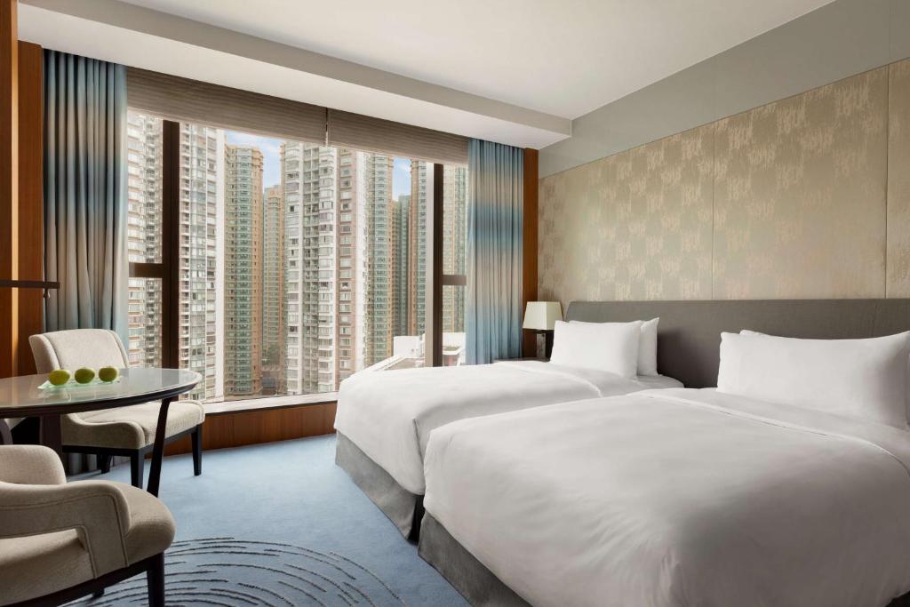 Postel nebo postele na pokoji v ubytování Kerry Hotel Hong Kong by Shangri-la