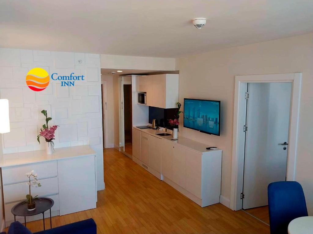 TV a/nebo společenská místnost v ubytování Comfort Inn ☆ Orbi City