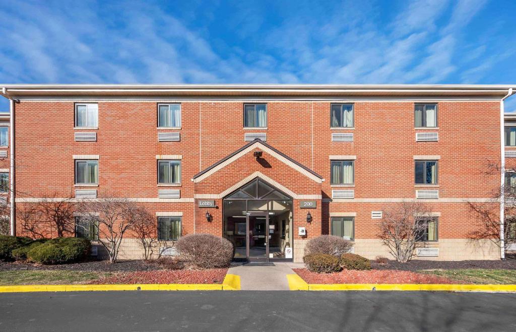 un gran edificio de ladrillo rojo con puerta en Extended Stay America Select Suites - Cincinnati - Florence - Meijer Dr en Florence