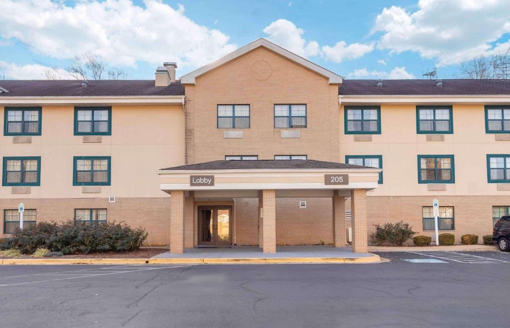 a large building with a parking lot in front of it at Extended Stay America Suites - Washington, DC - Gaithersburg - North in Gaithersburg