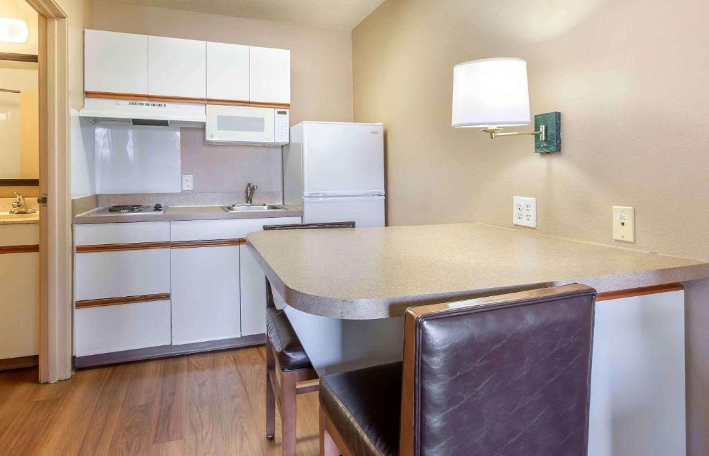 Kuchyň nebo kuchyňský kout v ubytování Extended Stay America Select Suites - Phoenix - Mesa - West