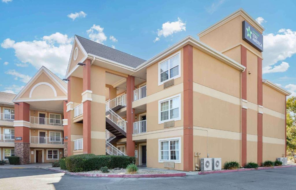 a large apartment building with a parking lot at Extended Stay America Suites - Fresno - North in Fresno