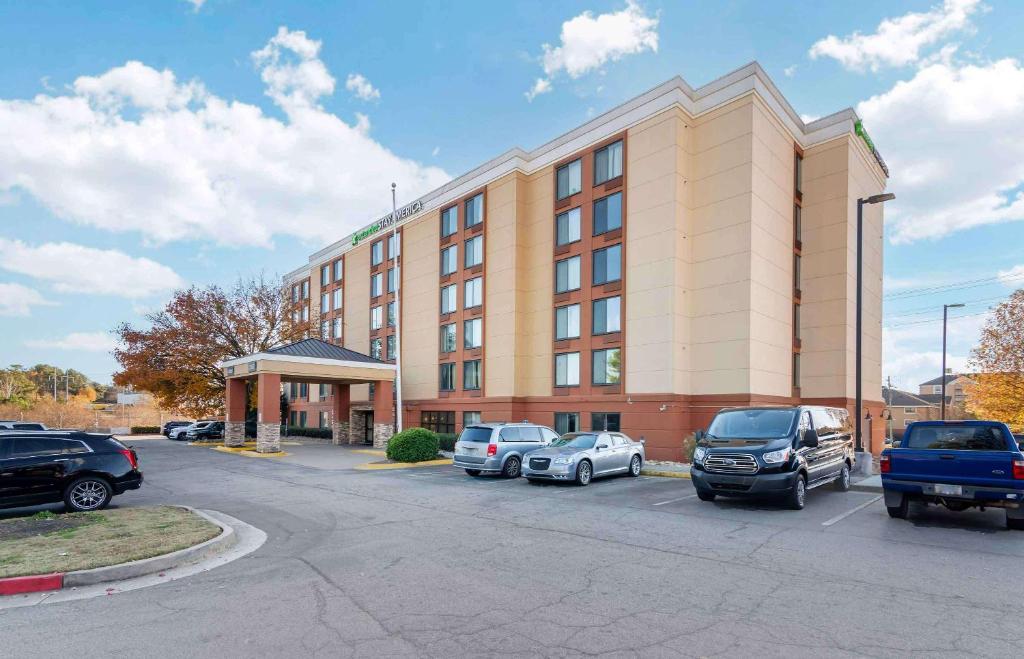 un grand bâtiment avec des voitures garées dans un parking dans l'établissement Extended Stay America Suites - Atlanta - Gwinnett Place, à Duluth