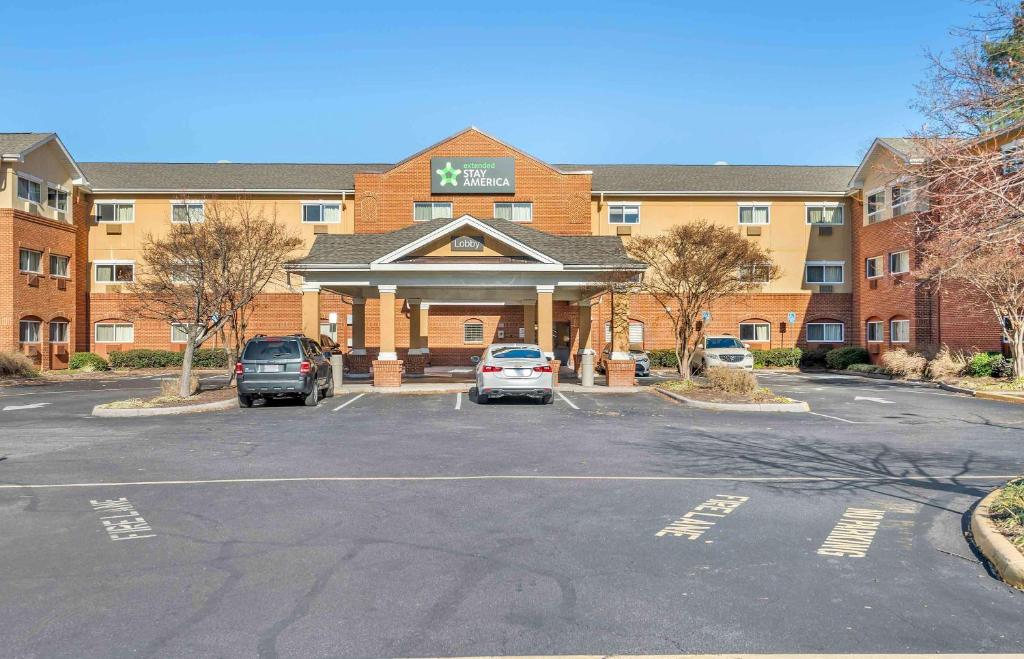 a building with cars parked in a parking lot at Extended Stay America Suites - Chesapeake - Churchland Blvd in Chesapeake