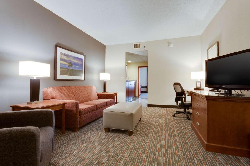 Drury Inn & Suites St. Louis/O'Fallon, IL - King Suite With Sofa Bed