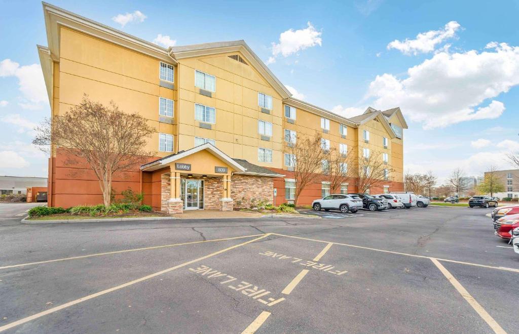 un estacionamiento frente a un edificio en Extended Stay America Suites - Chesapeake - Greenbrier Circle en Chesapeake