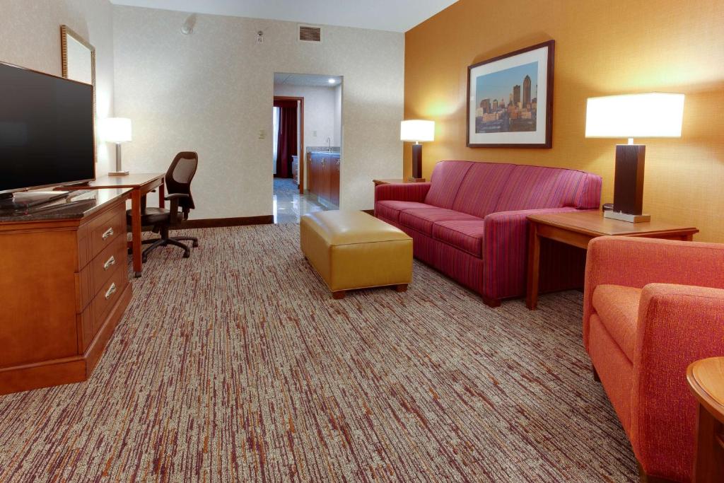 Drury Inn & Suites West Des Moines - King Suite Met Bankbed