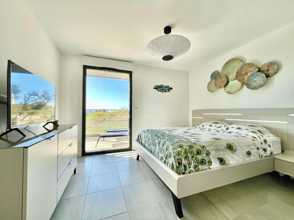 une chambre avec un lit, une télévision et une fenêtre dans l'établissement Appartamentu A Leccia, à Grosseto-Prugna