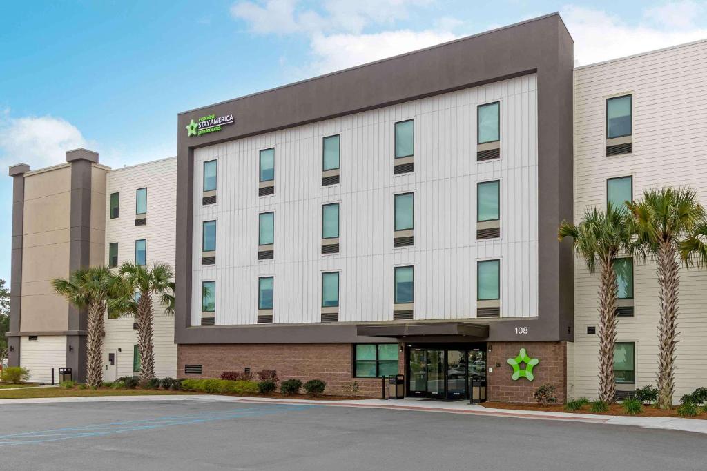 an office building with palm trees in front of it at Extended Stay America Premier Suites - Bluffton - Hilton Head in Bluffton